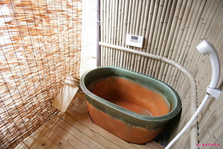 信楽焼陶器風呂（半露天）